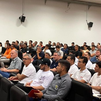 Profissionais da construção, elétrica e telecomunicações participam de debate sobre segurança com a rede de energia